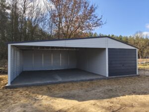 Garaj din tablă 3m x 6m cu pantă, cu poartă basculantă + copertină laterală de 6m