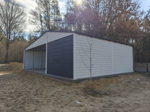 Garaj din tablă 3m x 6m cu pantă, cu poartă basculantă + copertină laterală de 6m