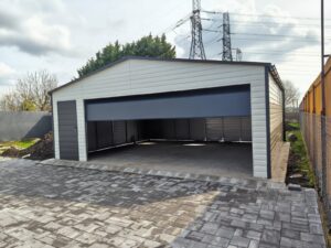 Garaj din tablă 7m x 7m cu poartă secțională