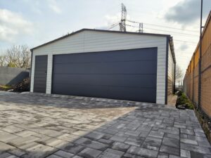 Garaj din tablă 7m x 7m cu poartă secțională