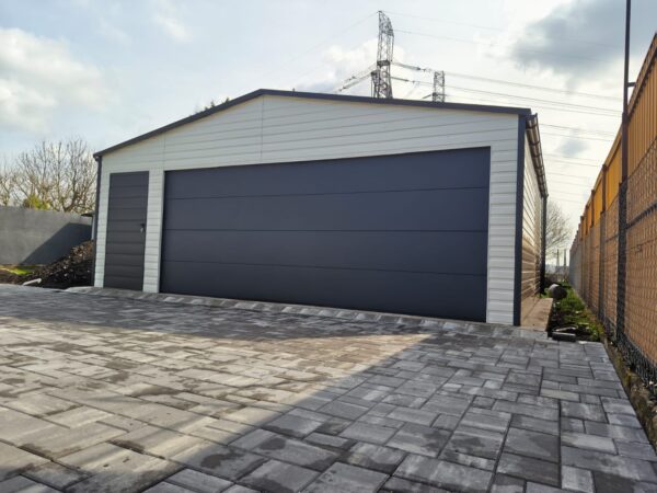 Garaj din tablă 7m x 7m cu poartă secțională